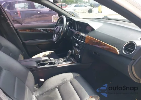 2014 Mercedes-Benz C 250 Luxury/Sport z USA, uszkodzony, nr VIN WDDGF4HB2EA963886